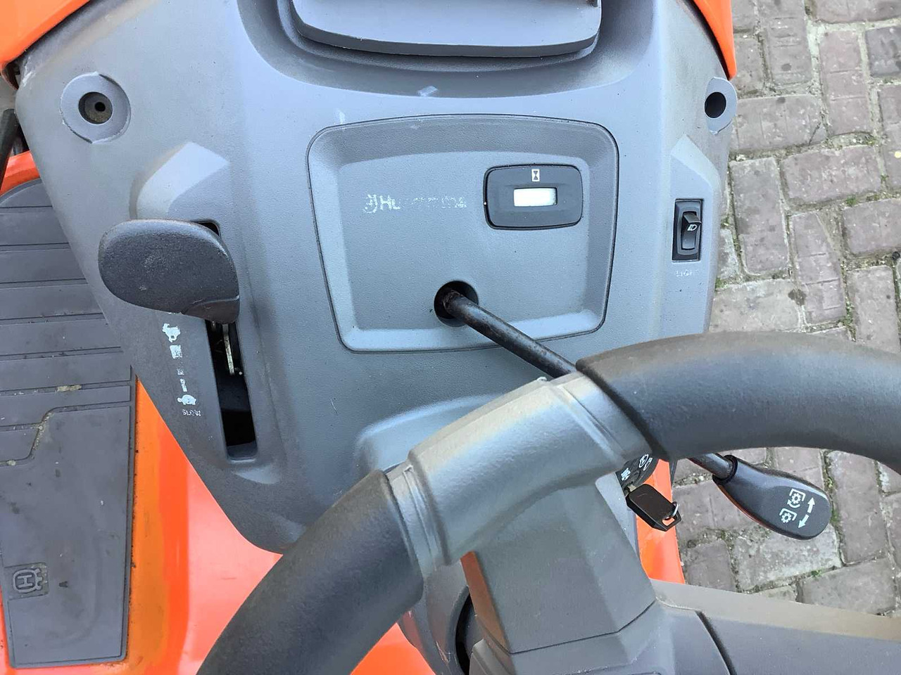 Husqvarna LTH12 - Vrtna kosilica: slika Husqvarna LTH12 - Vrtna kosilica Husqvarna LTH12 - Vrtna kosilica: slika Husqvarna LTH12 - Vrtna kosilica