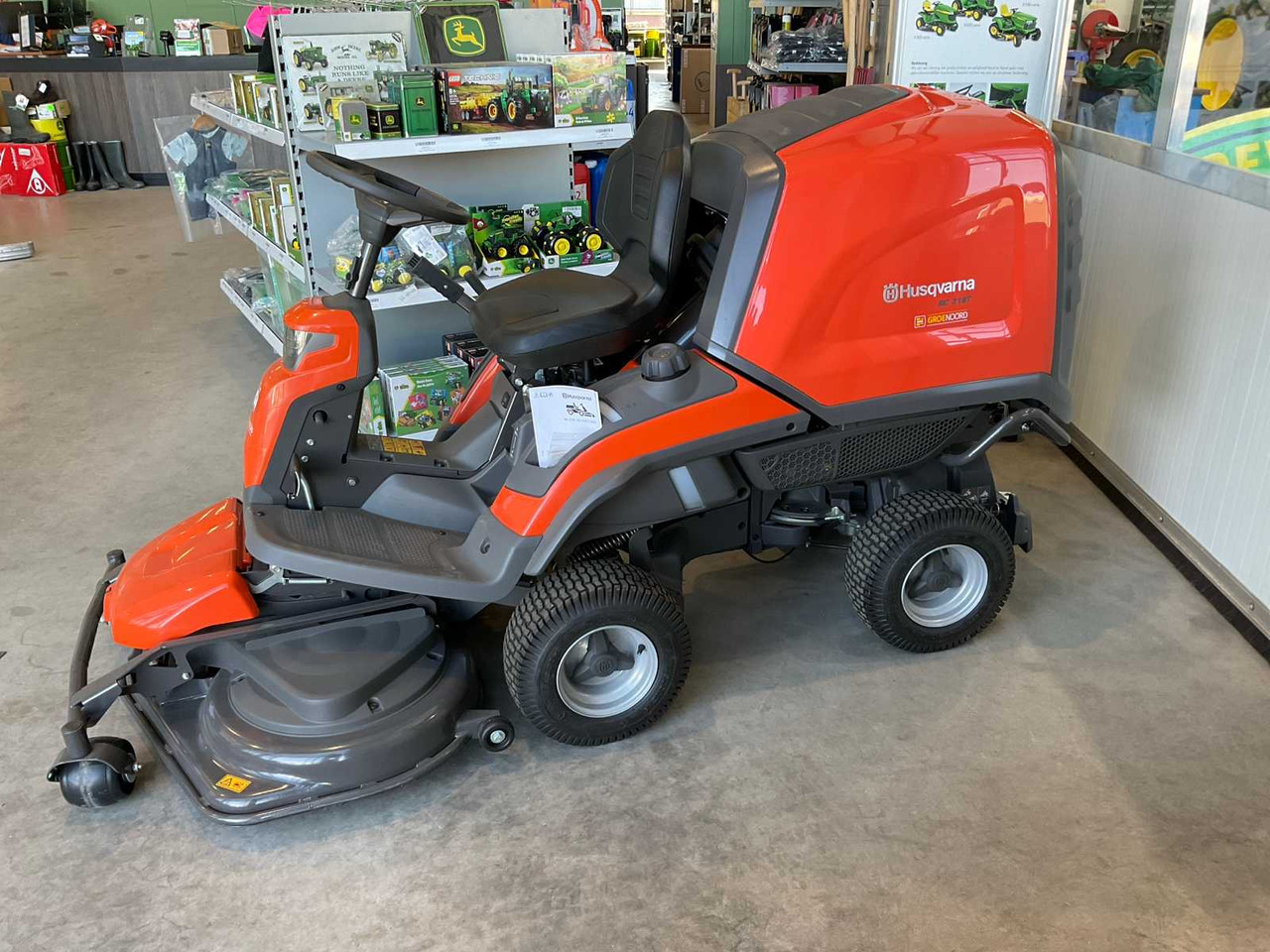 Husqvarna RC 318T - Vrtna kosilica: slika Husqvarna RC 318T - Vrtna kosilica Husqvarna RC 318T - Vrtna kosilica: slika Husqvarna RC 318T - Vrtna kosilica