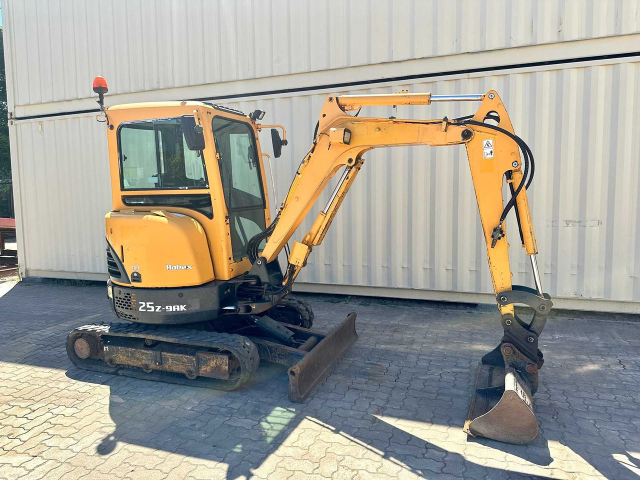 Hyundai Robex25Z-9AK - Mini bager: slika Hyundai Robex25Z-9AK - Mini bager Hyundai Robex25Z-9AK - Mini bager: slika Hyundai Robex25Z-9AK - Mini bager