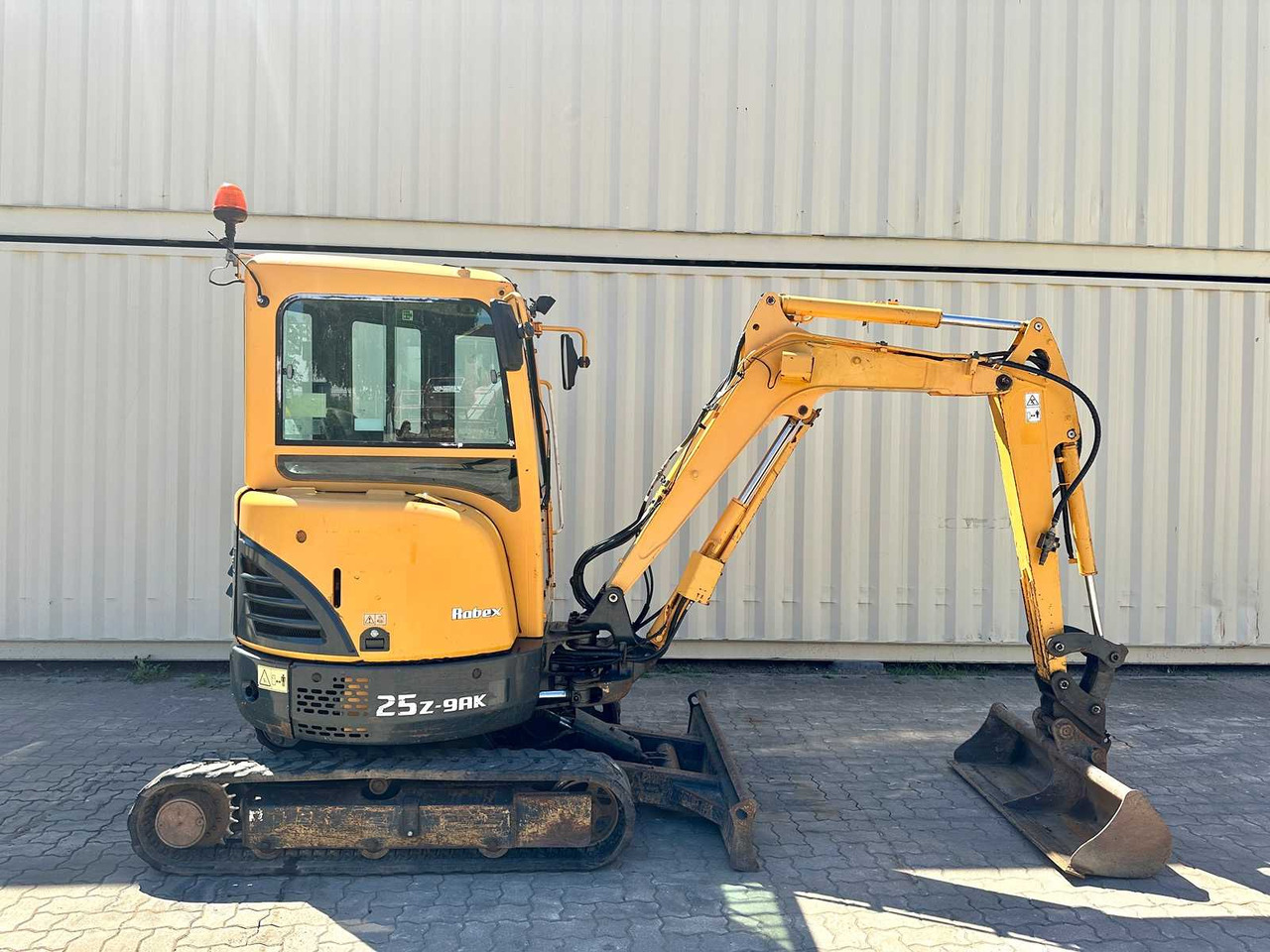 Hyundai Robex25Z-9AK - Mini bager: slika Hyundai Robex25Z-9AK - Mini bager Hyundai Robex25Z-9AK - Mini bager: slika Hyundai Robex25Z-9AK - Mini bager