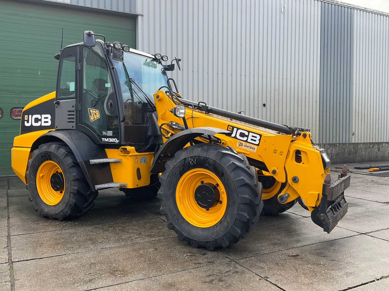 JCB TM320s - Utovarivač na kotačima: slika JCB TM320s - Utovarivač na kotačima JCB TM320s - Utovarivač na kotačima: slika JCB TM320s - Utovarivač na kotačima