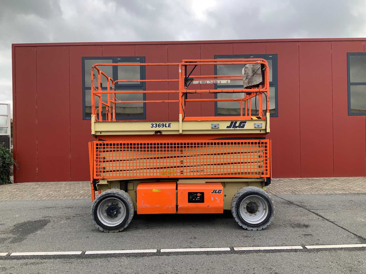 JLG 3369LE - Podizna platforma: slika JLG 3369LE - Podizna platforma JLG 3369LE - Podizna platforma: slika JLG 3369LE - Podizna platforma