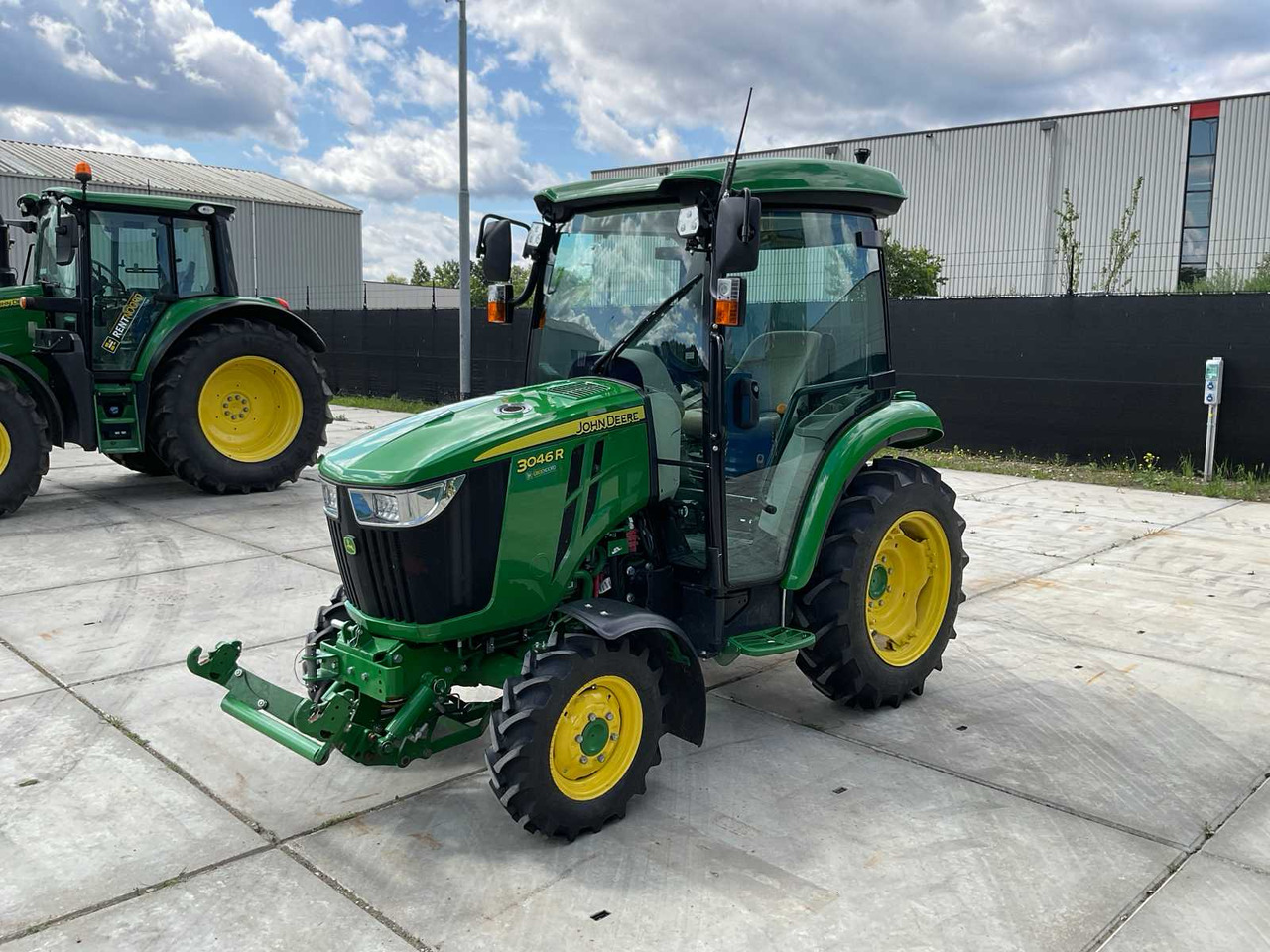 John Deere 3046R - Mali traktor: slika John Deere 3046R - Mali traktor John Deere 3046R - Mali traktor: slika John Deere 3046R - Mali traktor