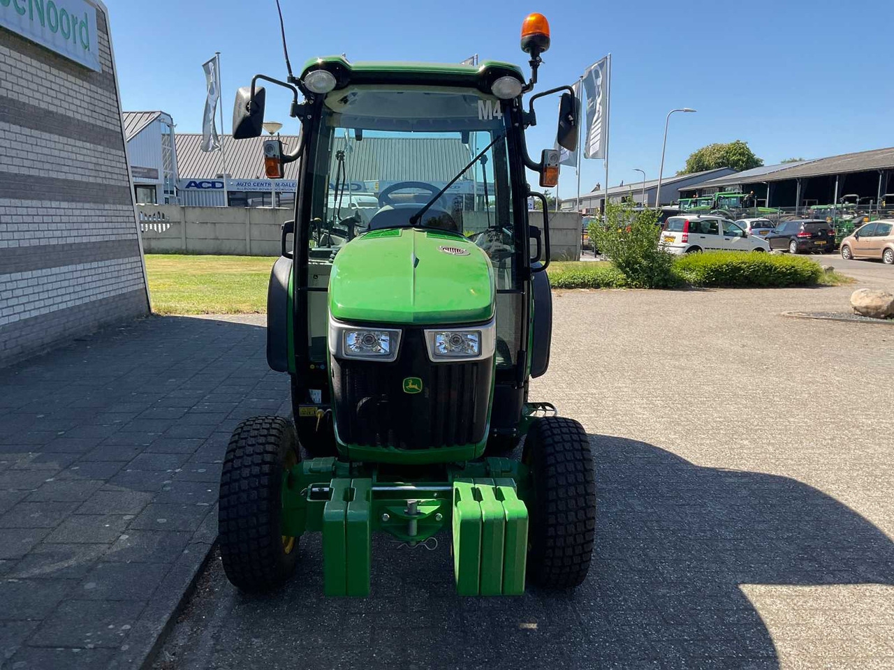 John Deere 3046R - Mali traktor: slika John Deere 3046R - Mali traktor John Deere 3046R - Mali traktor: slika John Deere 3046R - Mali traktor