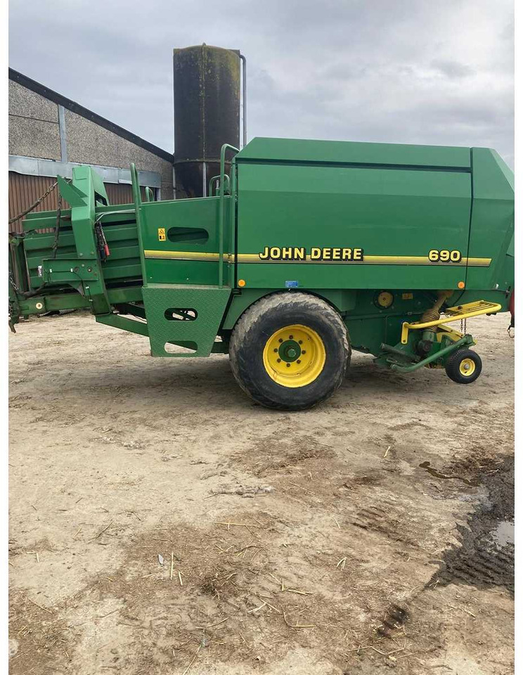 John Deere 690 - Kvadratna balirka: slika John Deere 690 - Kvadratna balirka John Deere 690 - Kvadratna balirka: slika John Deere 690 - Kvadratna balirka
