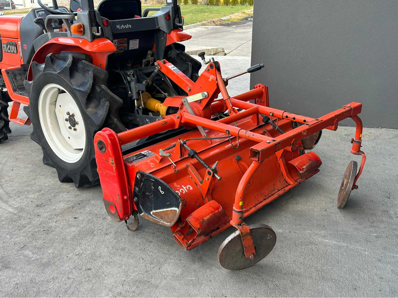 KUBOTA - GB200 - 4-WHEEL DRIVE TRACTOR - Traktor: slika KUBOTA - GB200 - 4-WHEEL DRIVE TRACTOR - Traktor KUBOTA - GB200 - 4-WHEEL DRIVE TRACTOR - Traktor: slika KUBOTA - GB200 - 4-WHEEL DRIVE TRACTOR - Traktor