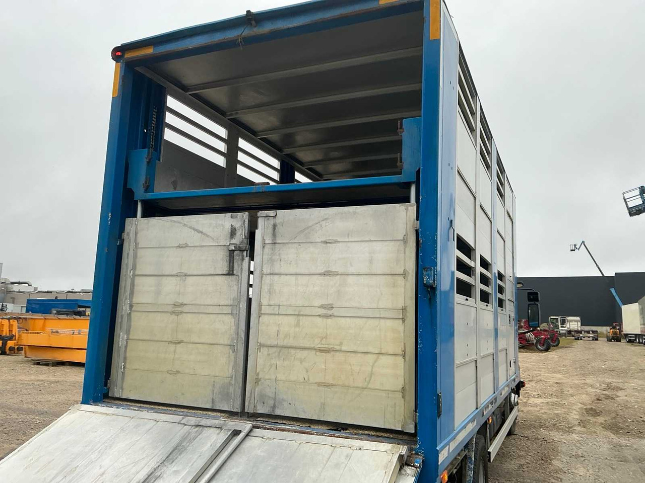 Kamion 2004 VOLVO FL6L 4X2R LIVESTOCK TRUCK: slika Kamion 2004 VOLVO FL6L 4X2R LIVESTOCK TRUCK