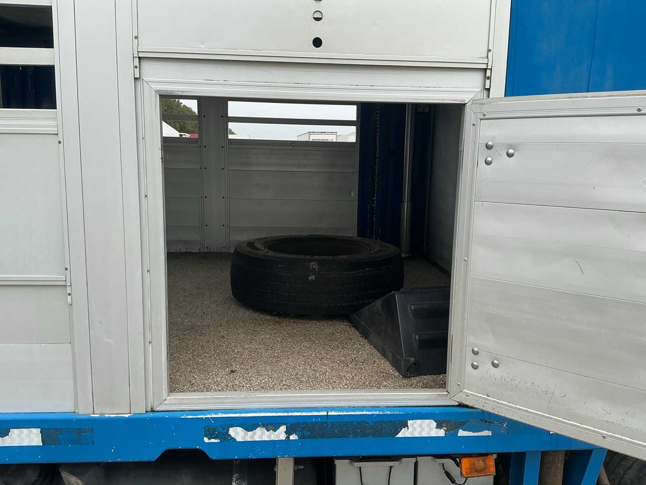 Kamion 2004 VOLVO FL6L 4X2R LIVESTOCK TRUCK: slika Kamion 2004 VOLVO FL6L 4X2R LIVESTOCK TRUCK