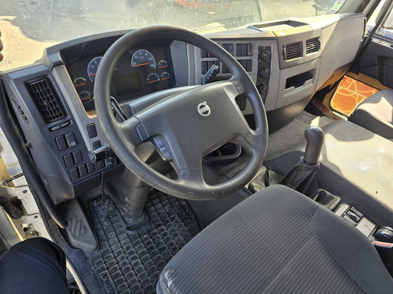 2010 VOLVO FE260 - RIGID WITH TAILGATE - 7.1L DIESEL – AIR-CONDITIONED - Kamion: slika 2010 VOLVO FE260 - RIGID WITH TAILGATE - 7.1L DIESEL – AIR-CONDITIONED - Kamion 2010 VOLVO FE260 - RIGID WITH TAILGATE - 7.1L DIESEL – AIR-CONDITIONED - Kamion: slika 2010 VOLVO FE260 - RIGID WITH TAILGATE - 7.1L DIESEL – AIR-CONDITIONED - Kamion