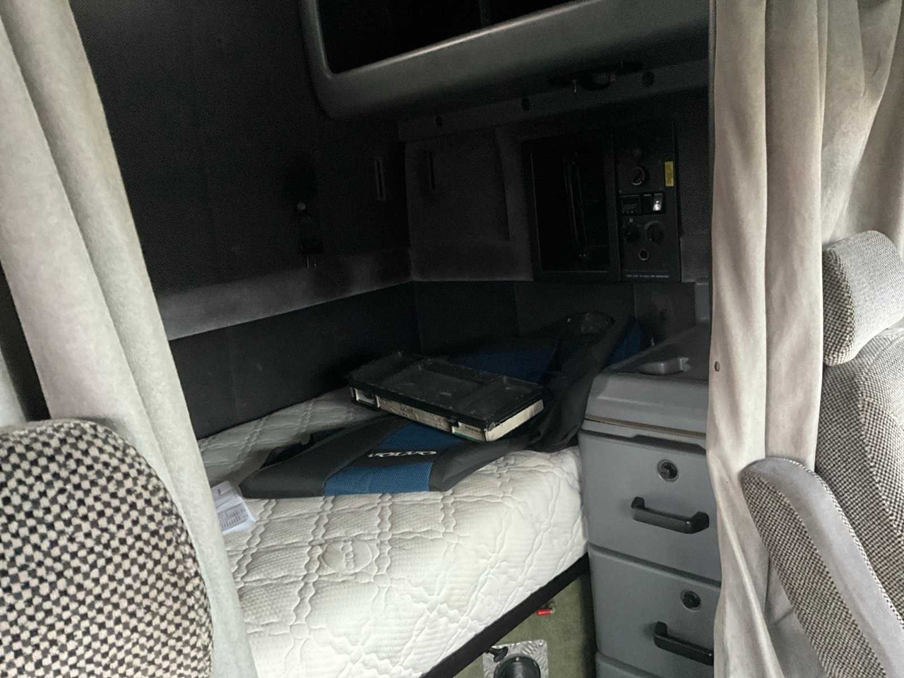 Kamion VOLVO - NH 12 - TORPEO 610 - TRUCK -1998: slika Kamion VOLVO - NH 12 - TORPEO 610 - TRUCK -1998