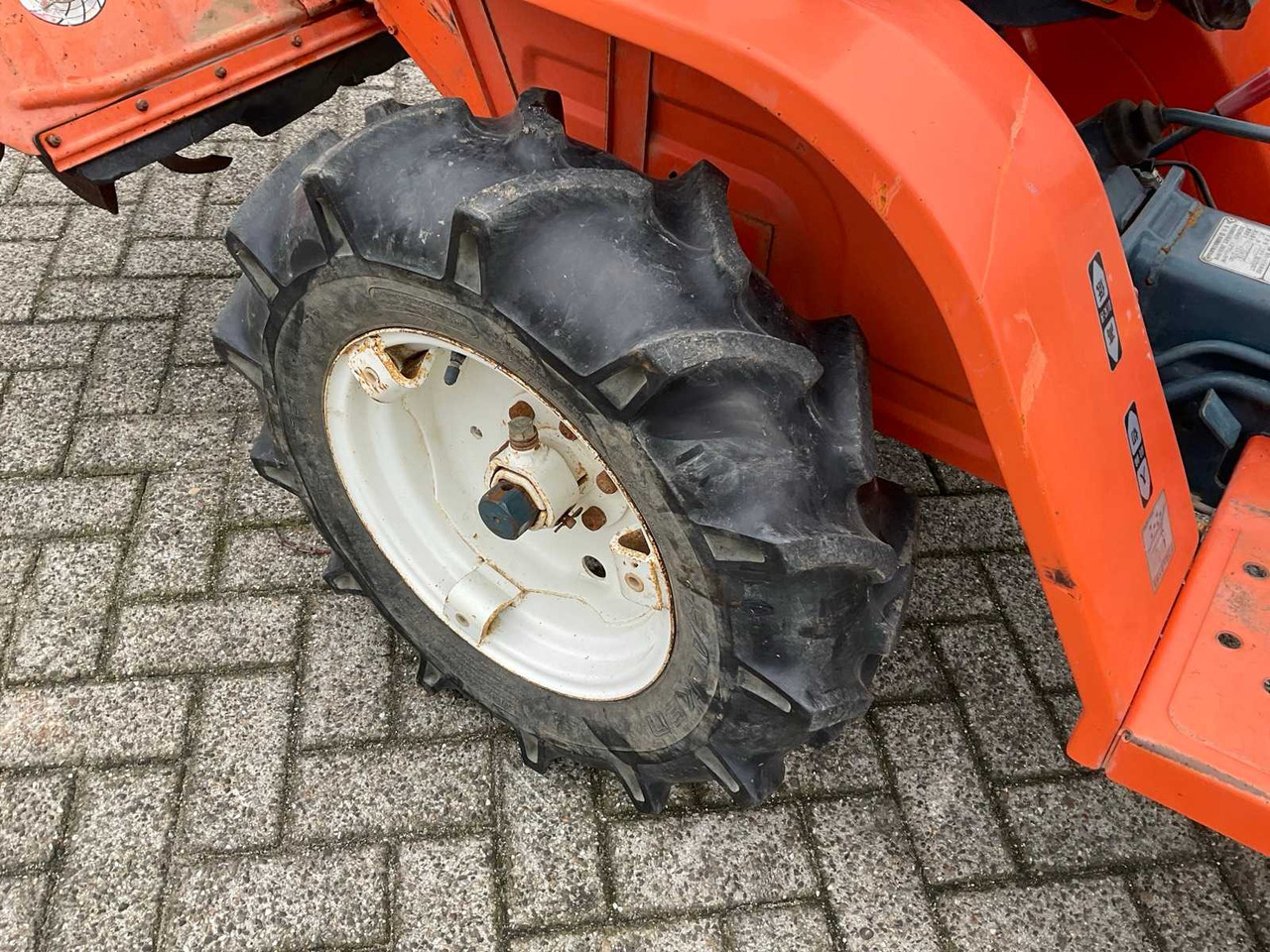 Mali traktor Kubota B1200: slika Mali traktor Kubota B1200 Mali traktor Kubota B1200: slika Mali traktor Kubota B1200