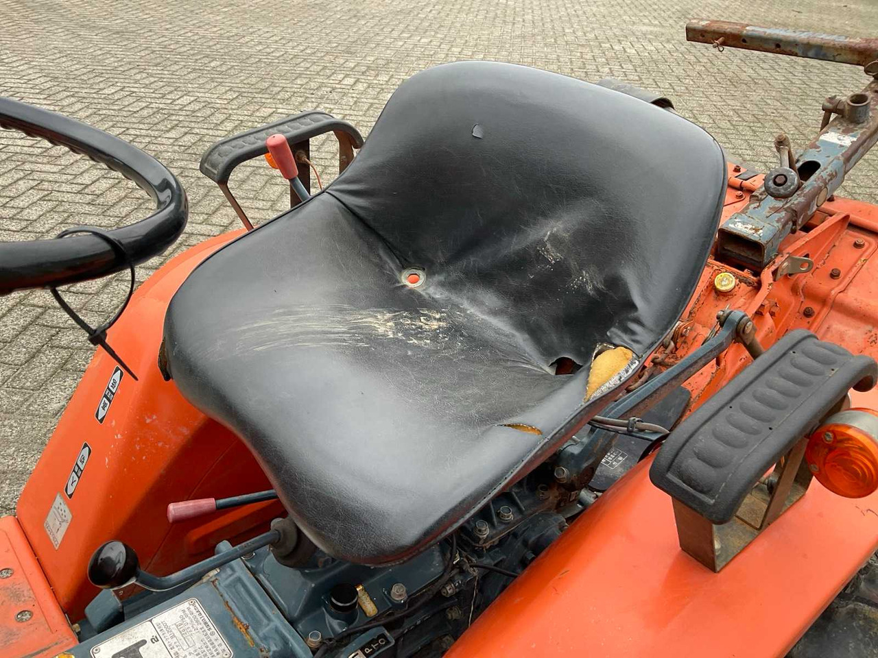 Mali traktor Kubota B1200: slika Mali traktor Kubota B1200 Mali traktor Kubota B1200: slika Mali traktor Kubota B1200