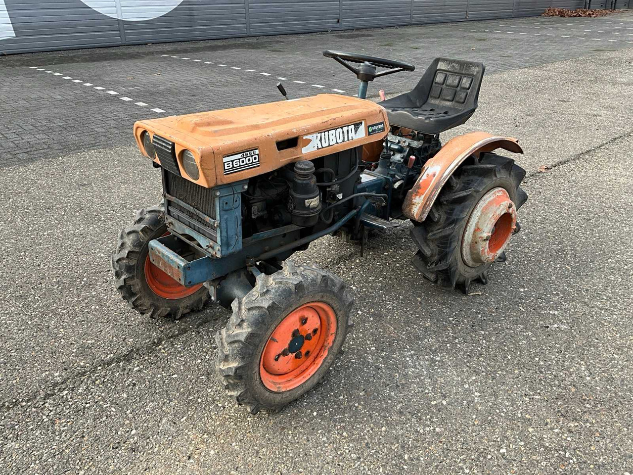 Kubota B6000 - Mali traktor: slika Kubota B6000 - Mali traktor Kubota B6000 - Mali traktor: slika Kubota B6000 - Mali traktor
