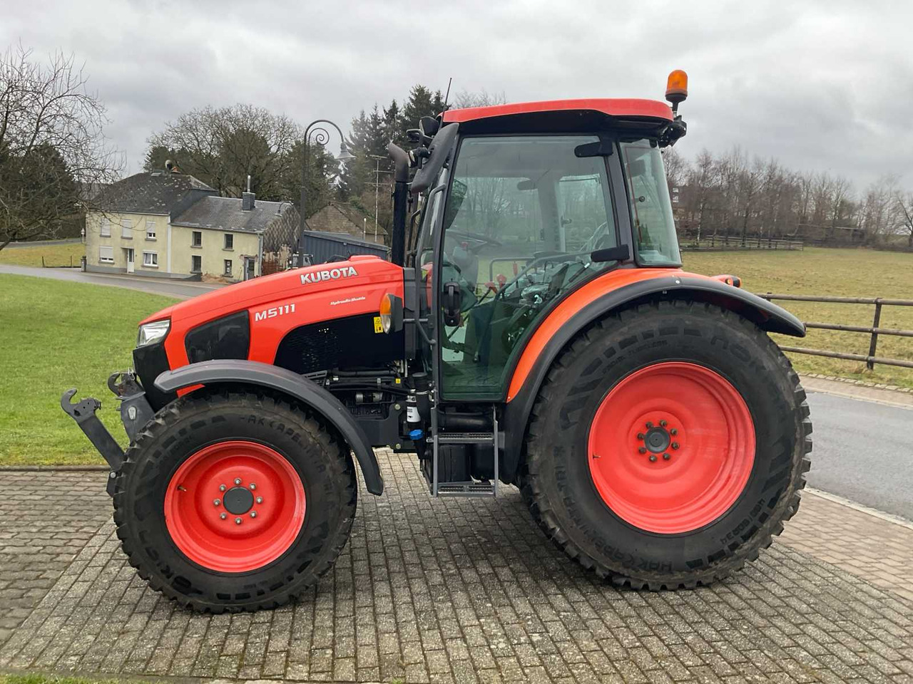 Kubota M5111 - Traktor: slika Kubota M5111 - Traktor Kubota M5111 - Traktor: slika Kubota M5111 - Traktor