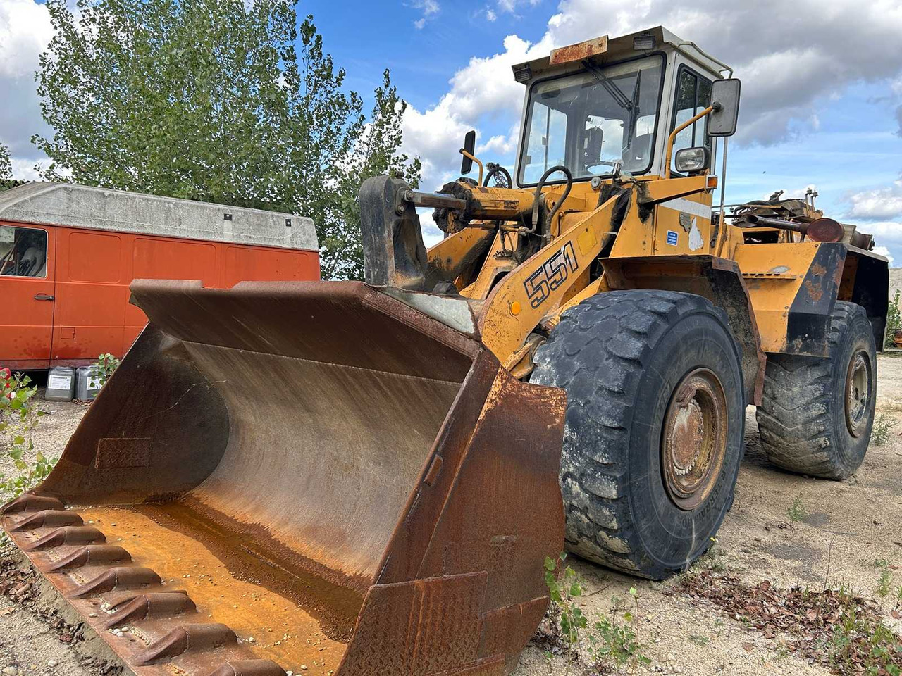 LIEBHERR L551 - Utovarivač na kotačima: slika LIEBHERR L551 - Utovarivač na kotačima LIEBHERR L551 - Utovarivač na kotačima: slika LIEBHERR L551 - Utovarivač na kotačima