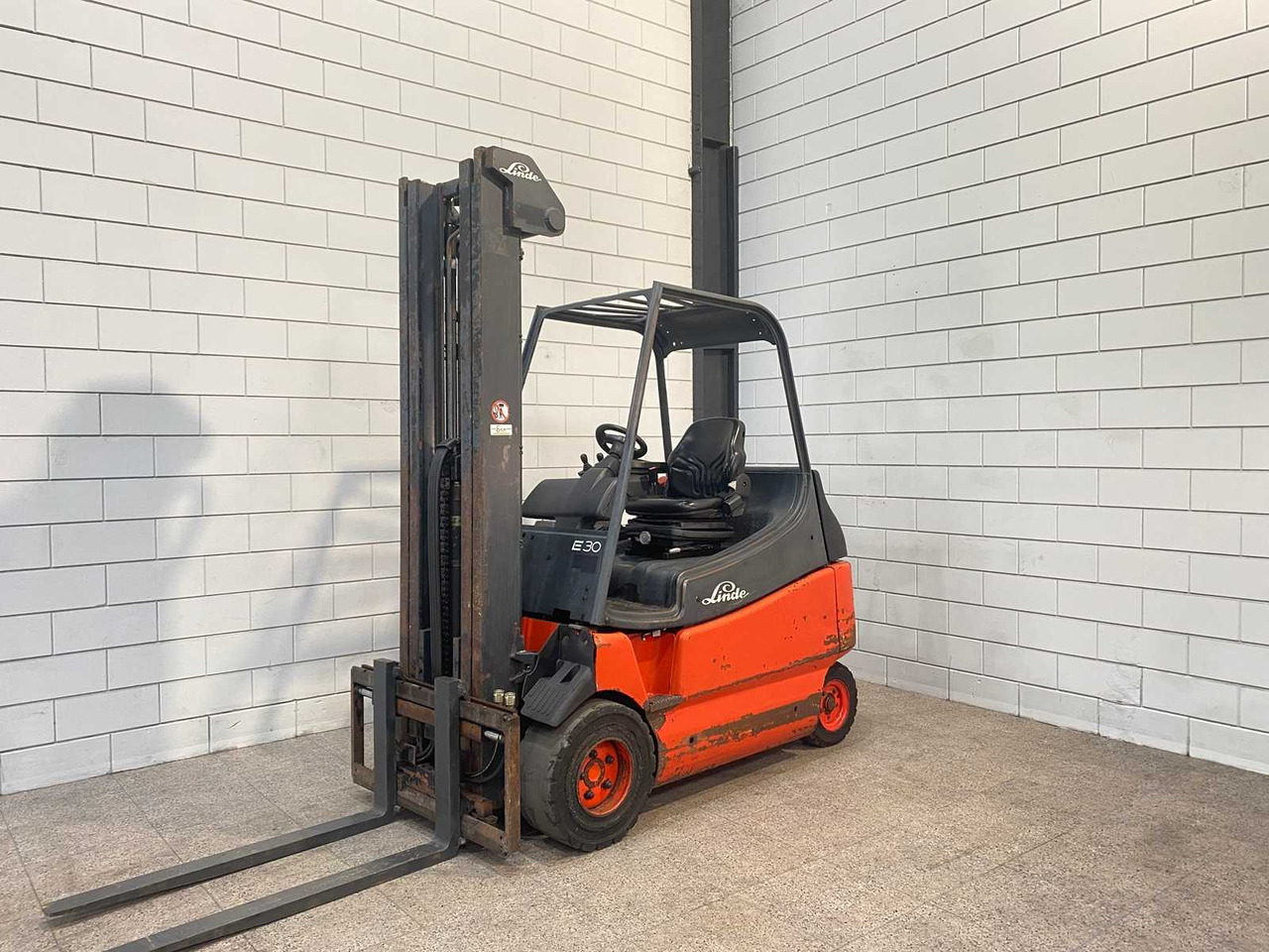 LINDE - 2002 - E 30/600 - FORKLIFT TRUCK - Viličar: slika LINDE - 2002 - E 30/600 - FORKLIFT TRUCK - Viličar LINDE - 2002 - E 30/600 - FORKLIFT TRUCK - Viličar: slika LINDE - 2002 - E 30/600 - FORKLIFT TRUCK - Viličar