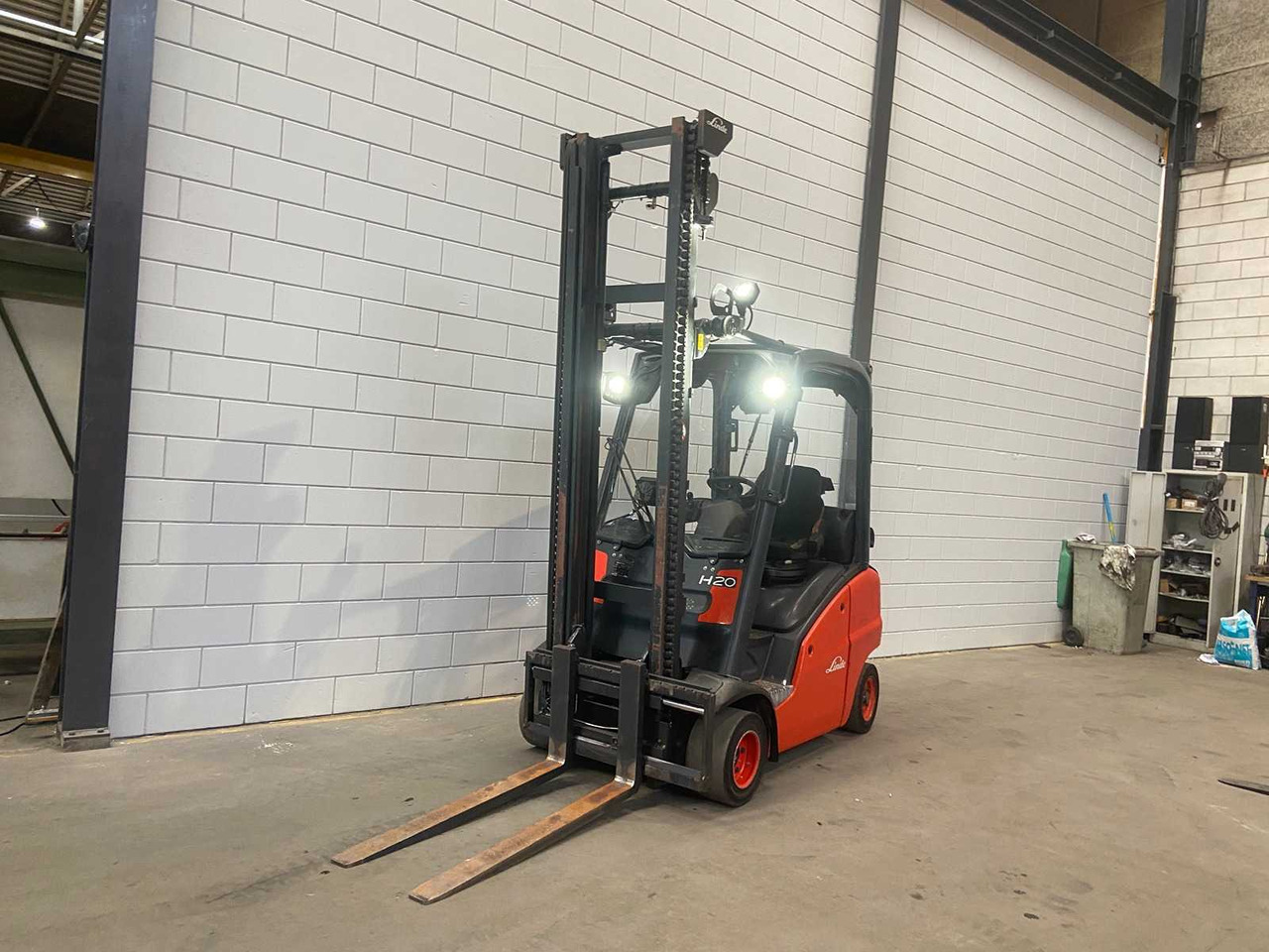 LINDE - 2013 - H20T - FORKLIFT TRUCK - Viličar: slika LINDE - 2013 - H20T - FORKLIFT TRUCK - Viličar LINDE - 2013 - H20T - FORKLIFT TRUCK - Viličar: slika LINDE - 2013 - H20T - FORKLIFT TRUCK - Viličar