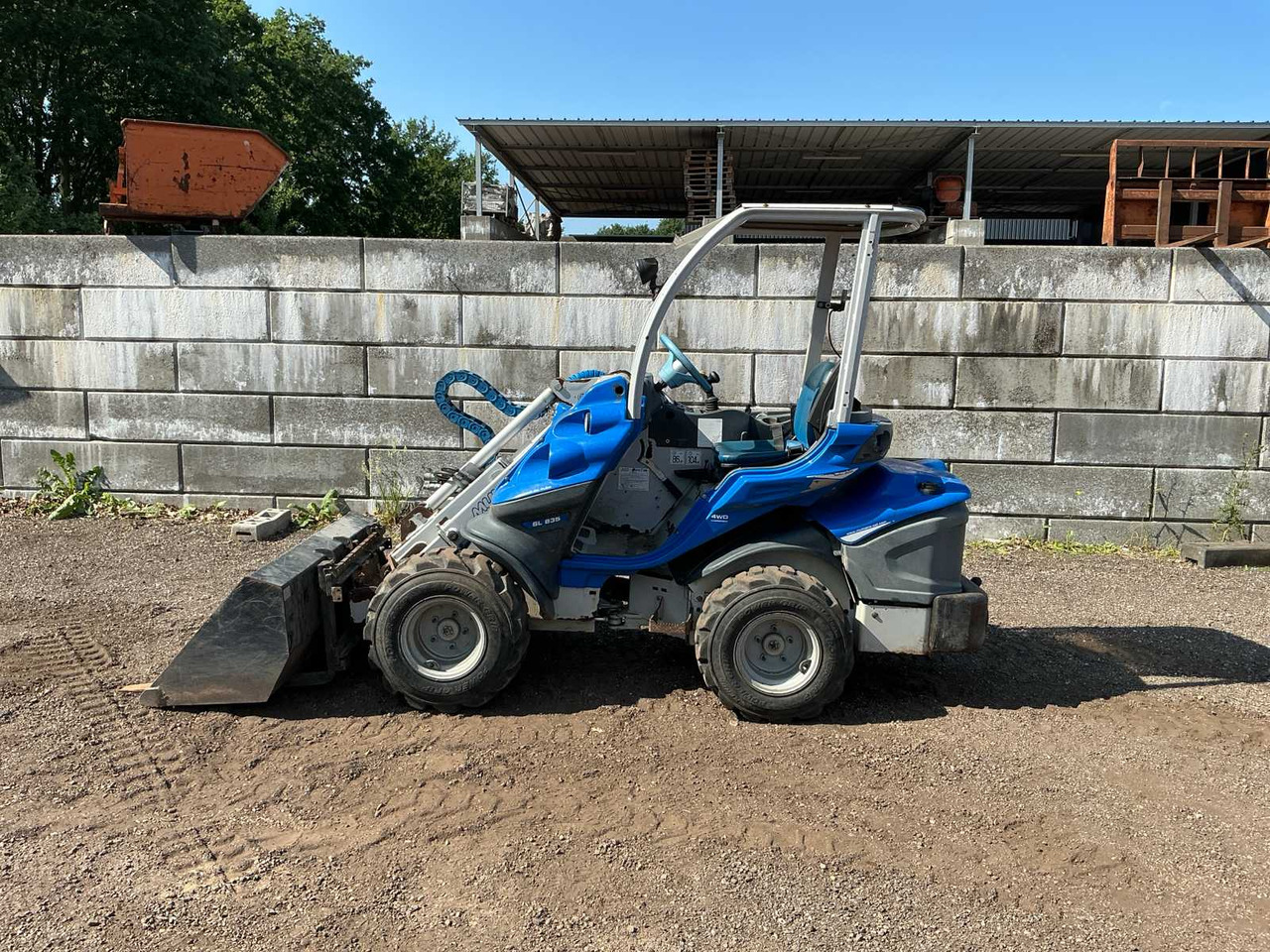 Multione SL835 - Utovarivač na kotačima: slika Multione SL835 - Utovarivač na kotačima Multione SL835 - Utovarivač na kotačima: slika Multione SL835 - Utovarivač na kotačima