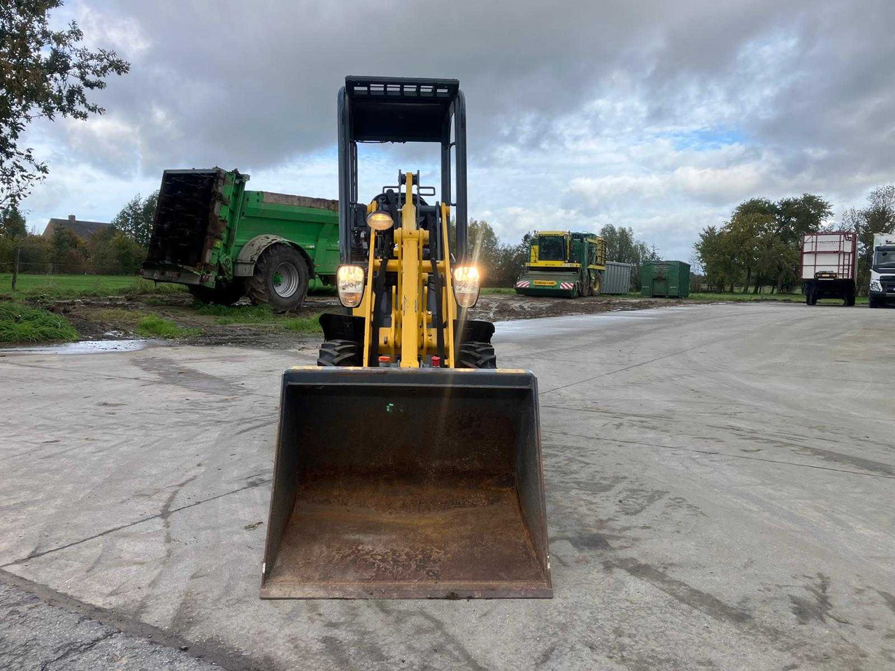 Mustang AL 100 - Utovarivač na kotačima: slika Mustang AL 100 - Utovarivač na kotačima Mustang AL 100 - Utovarivač na kotačima: slika Mustang AL 100 - Utovarivač na kotačima