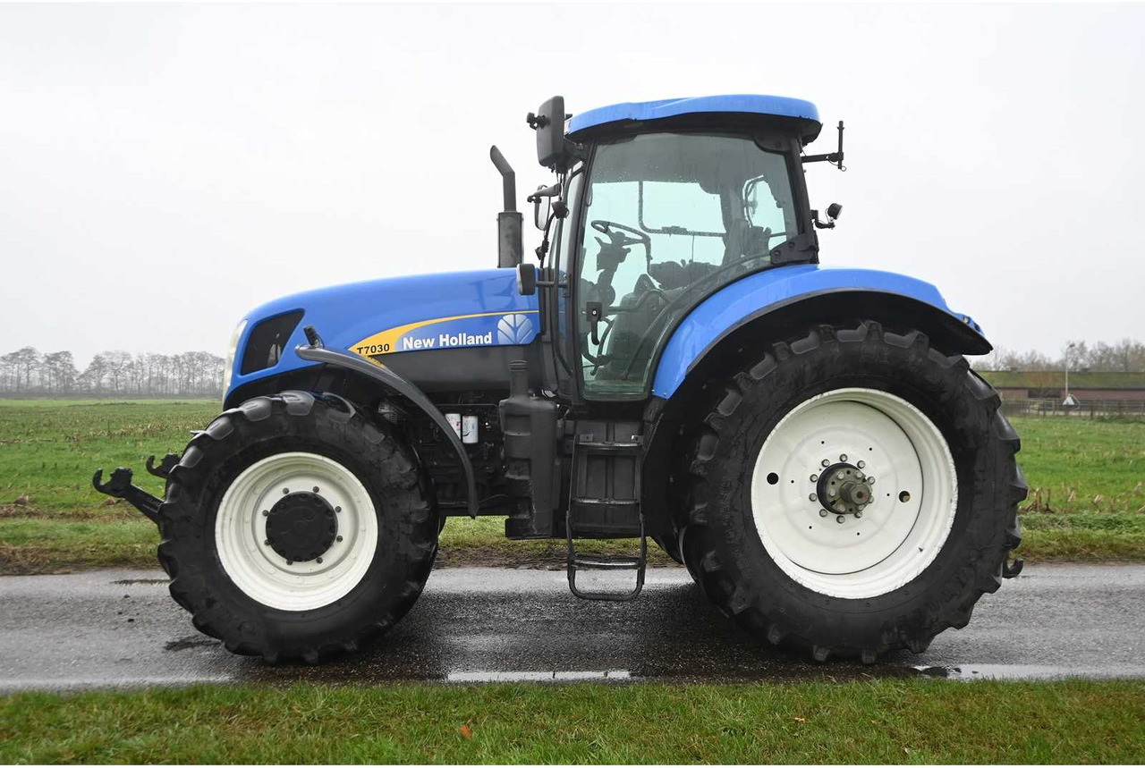 NEW HOLLAND - 2007 - T7030 - ALL-WHEEL DRIVE FARM TRACTOR - Traktor: slika NEW HOLLAND - 2007 - T7030 - ALL-WHEEL DRIVE FARM TRACTOR - Traktor NEW HOLLAND - 2007 - T7030 - ALL-WHEEL DRIVE FARM TRACTOR - Traktor: slika NEW HOLLAND - 2007 - T7030 - ALL-WHEEL DRIVE FARM TRACTOR - Traktor