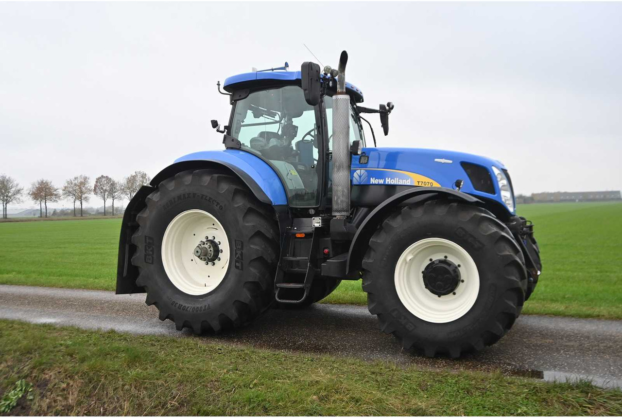 Traktor NEW HOLLAND - 2011 - T7070 - ALL-WHEEL DRIVE FARM TRACTOR: slika Traktor NEW HOLLAND - 2011 - T7070 - ALL-WHEEL DRIVE FARM TRACTOR Traktor NEW HOLLAND - 2011 - T7070 - ALL-WHEEL DRIVE FARM TRACTOR: slika Traktor NEW HOLLAND - 2011 - T7070 - ALL-WHEEL DRIVE FARM TRACTOR