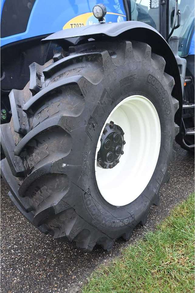 Traktor NEW HOLLAND - 2011 - T7070 - ALL-WHEEL DRIVE FARM TRACTOR: slika Traktor NEW HOLLAND - 2011 - T7070 - ALL-WHEEL DRIVE FARM TRACTOR Traktor NEW HOLLAND - 2011 - T7070 - ALL-WHEEL DRIVE FARM TRACTOR: slika Traktor NEW HOLLAND - 2011 - T7070 - ALL-WHEEL DRIVE FARM TRACTOR