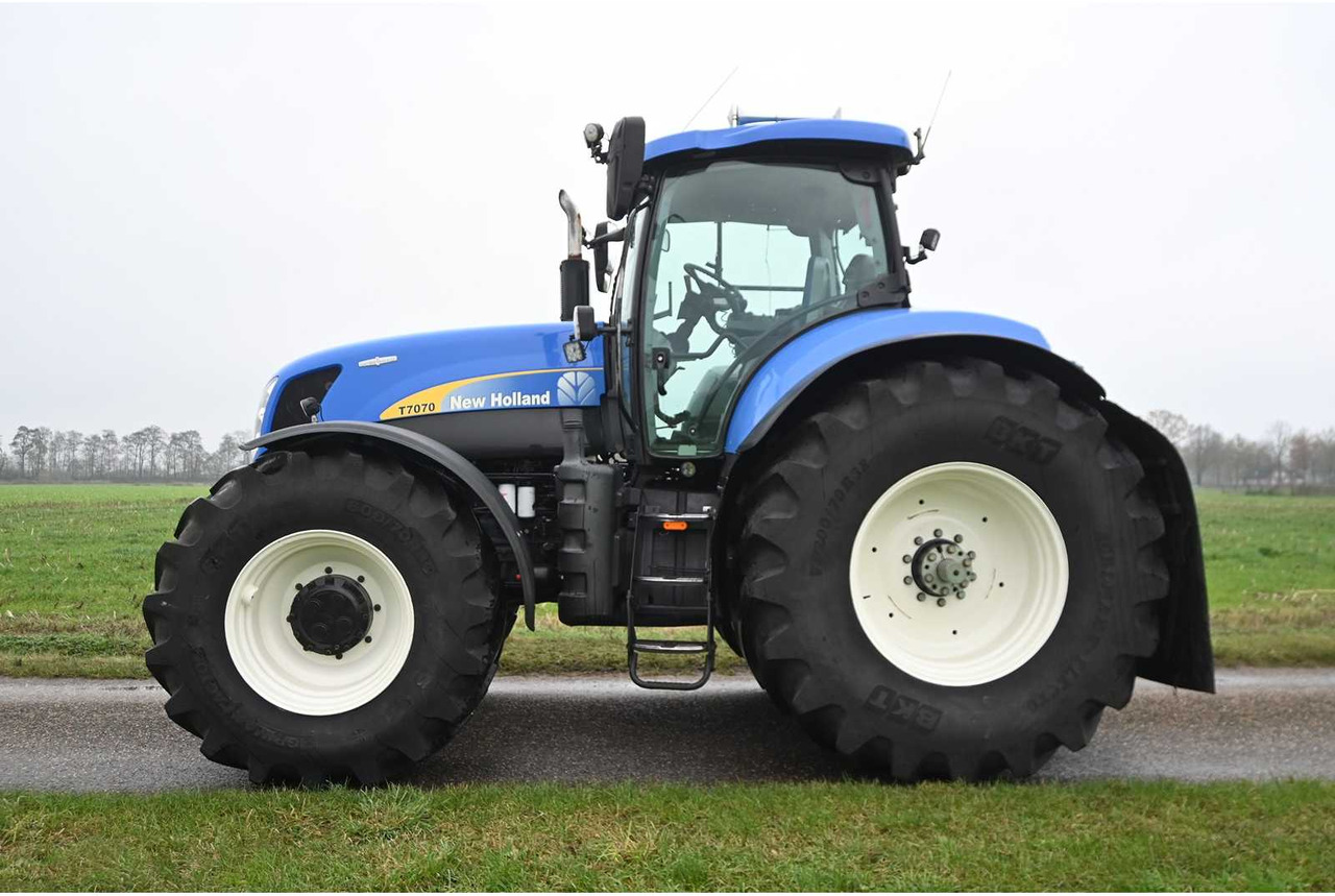 NEW HOLLAND - 2011 - T7070 - ALL-WHEEL DRIVE FARM TRACTOR - Traktor: slika NEW HOLLAND - 2011 - T7070 - ALL-WHEEL DRIVE FARM TRACTOR - Traktor NEW HOLLAND - 2011 - T7070 - ALL-WHEEL DRIVE FARM TRACTOR - Traktor: slika NEW HOLLAND - 2011 - T7070 - ALL-WHEEL DRIVE FARM TRACTOR - Traktor