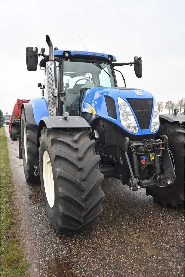 Traktor NEW HOLLAND - 2011 - T7070 - ALL-WHEEL DRIVE FARM TRACTOR: slika Traktor NEW HOLLAND - 2011 - T7070 - ALL-WHEEL DRIVE FARM TRACTOR Traktor NEW HOLLAND - 2011 - T7070 - ALL-WHEEL DRIVE FARM TRACTOR: slika Traktor NEW HOLLAND - 2011 - T7070 - ALL-WHEEL DRIVE FARM TRACTOR