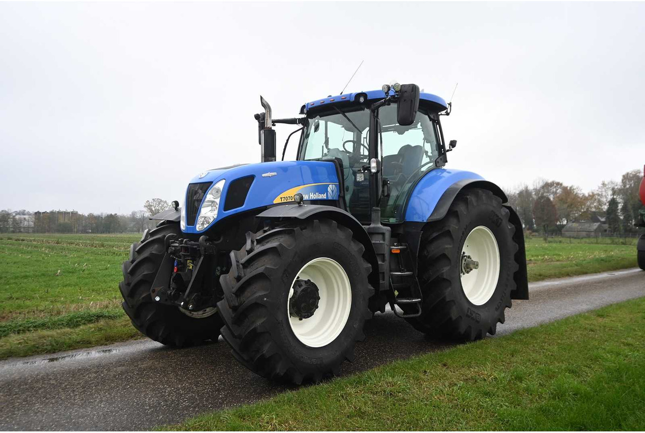 NEW HOLLAND - 2011 - T7070 - ALL-WHEEL DRIVE FARM TRACTOR - Traktor: slika NEW HOLLAND - 2011 - T7070 - ALL-WHEEL DRIVE FARM TRACTOR - Traktor NEW HOLLAND - 2011 - T7070 - ALL-WHEEL DRIVE FARM TRACTOR - Traktor: slika NEW HOLLAND - 2011 - T7070 - ALL-WHEEL DRIVE FARM TRACTOR - Traktor