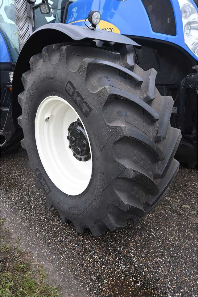 Traktor NEW HOLLAND - 2011 - T7070 - ALL-WHEEL DRIVE FARM TRACTOR: slika Traktor NEW HOLLAND - 2011 - T7070 - ALL-WHEEL DRIVE FARM TRACTOR Traktor NEW HOLLAND - 2011 - T7070 - ALL-WHEEL DRIVE FARM TRACTOR: slika Traktor NEW HOLLAND - 2011 - T7070 - ALL-WHEEL DRIVE FARM TRACTOR