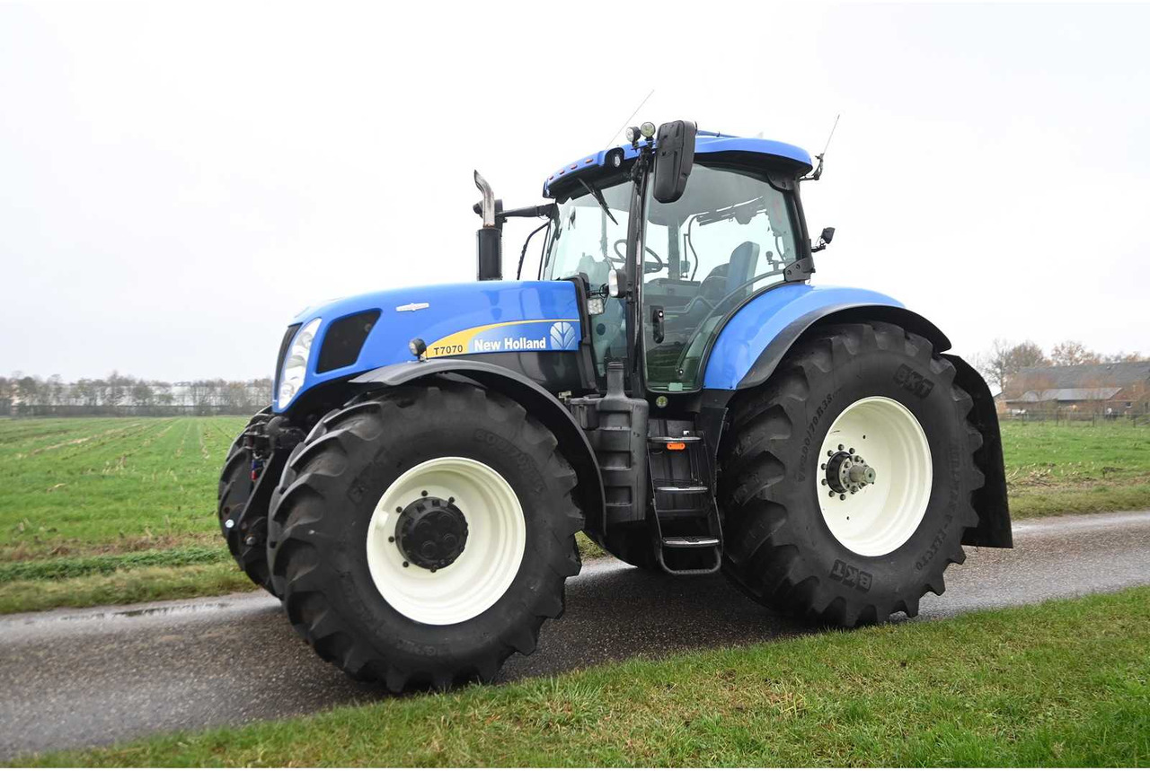NEW HOLLAND - 2011 - T7070 - ALL-WHEEL DRIVE FARM TRACTOR - Traktor: slika NEW HOLLAND - 2011 - T7070 - ALL-WHEEL DRIVE FARM TRACTOR - Traktor NEW HOLLAND - 2011 - T7070 - ALL-WHEEL DRIVE FARM TRACTOR - Traktor: slika NEW HOLLAND - 2011 - T7070 - ALL-WHEEL DRIVE FARM TRACTOR - Traktor