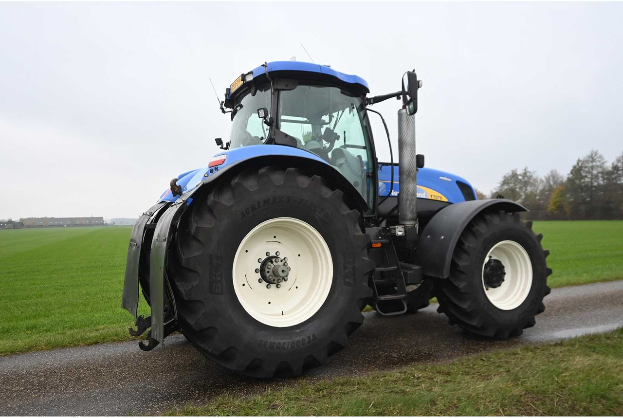 Traktor NEW HOLLAND - 2011 - T7070 - ALL-WHEEL DRIVE FARM TRACTOR: slika Traktor NEW HOLLAND - 2011 - T7070 - ALL-WHEEL DRIVE FARM TRACTOR Traktor NEW HOLLAND - 2011 - T7070 - ALL-WHEEL DRIVE FARM TRACTOR: slika Traktor NEW HOLLAND - 2011 - T7070 - ALL-WHEEL DRIVE FARM TRACTOR
