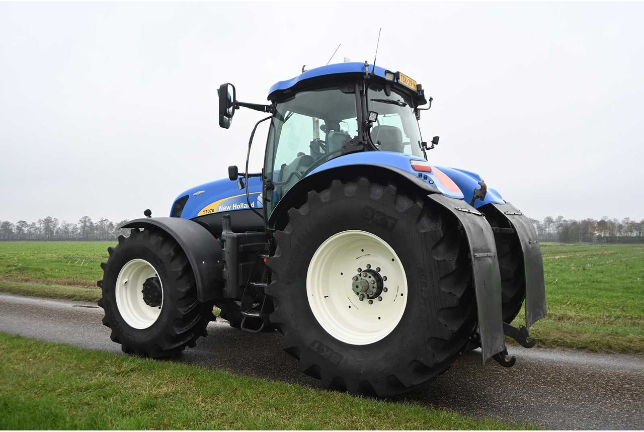 NEW HOLLAND - 2011 - T7070 - ALL-WHEEL DRIVE FARM TRACTOR - Traktor: slika NEW HOLLAND - 2011 - T7070 - ALL-WHEEL DRIVE FARM TRACTOR - Traktor NEW HOLLAND - 2011 - T7070 - ALL-WHEEL DRIVE FARM TRACTOR - Traktor: slika NEW HOLLAND - 2011 - T7070 - ALL-WHEEL DRIVE FARM TRACTOR - Traktor