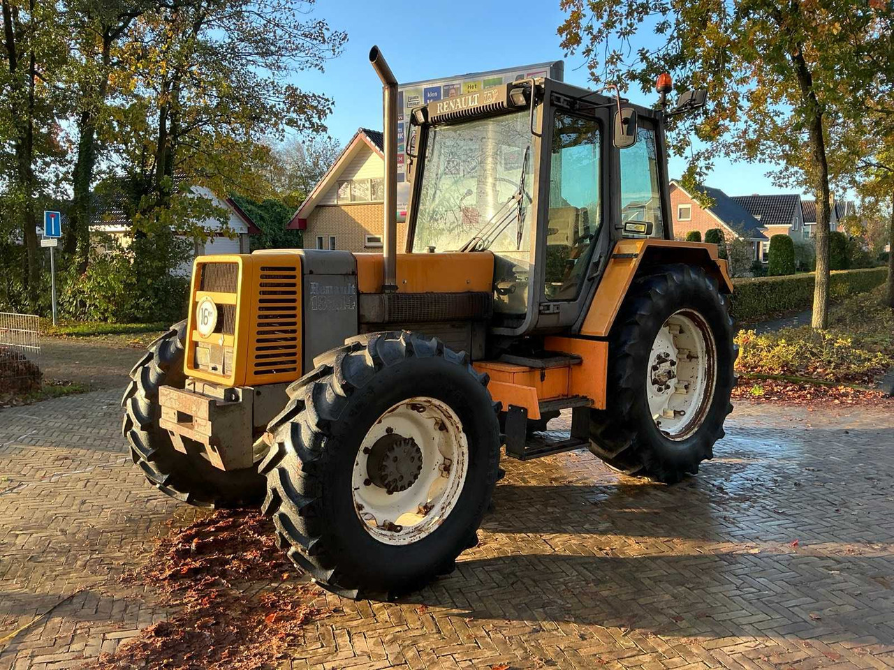 Renault 1987 RENAULT 133.14 ALL-WHEEL DRIVE FARM TRACTOR - Traktor: slika Renault 1987 RENAULT 133.14 ALL-WHEEL DRIVE FARM TRACTOR - Traktor Renault 1987 RENAULT 133.14 ALL-WHEEL DRIVE FARM TRACTOR - Traktor: slika Renault 1987 RENAULT 133.14 ALL-WHEEL DRIVE FARM TRACTOR - Traktor