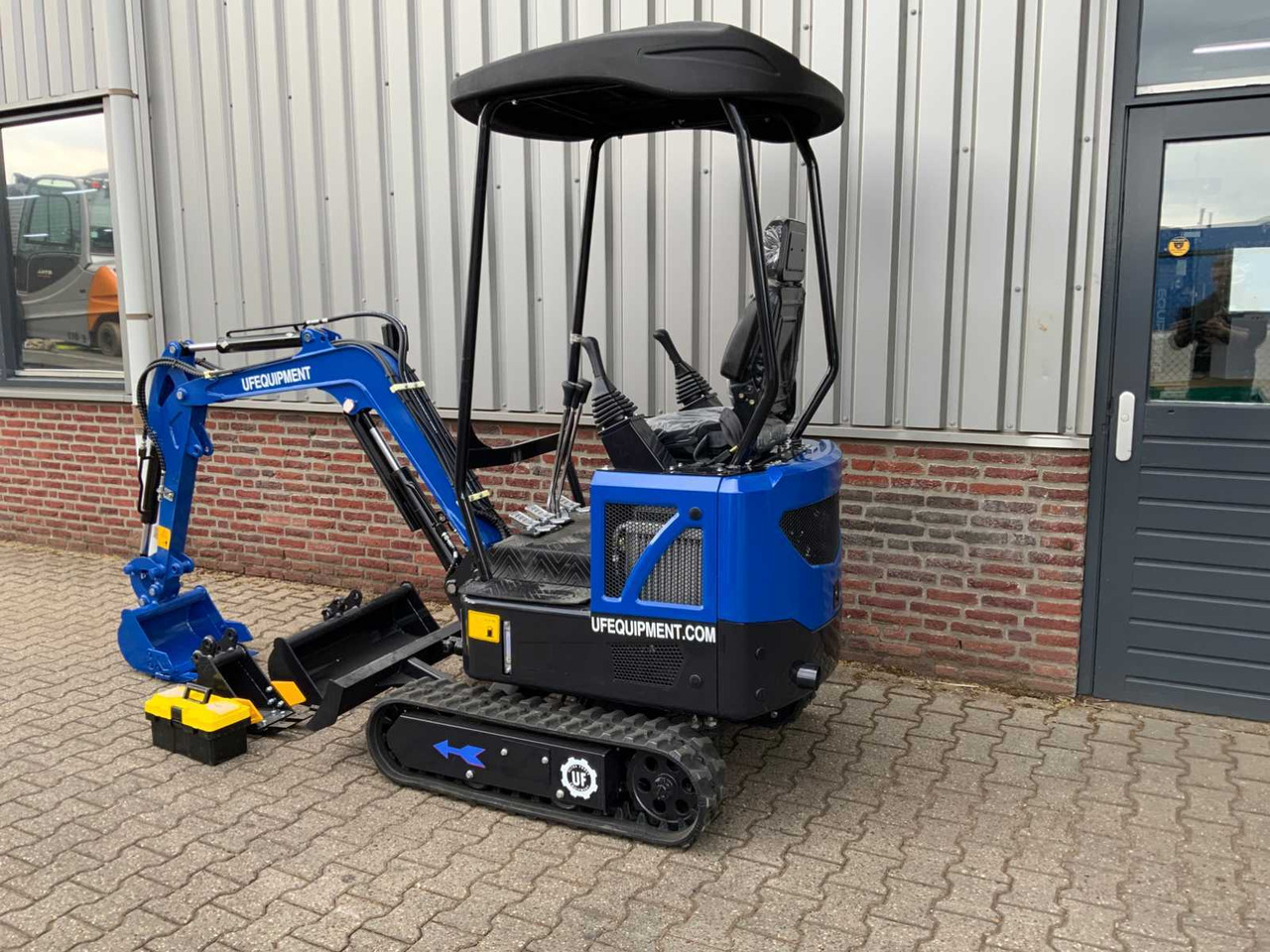 UF Equipment NM-E15 - Mini bager: slika UF Equipment NM-E15 - Mini bager UF Equipment NM-E15 - Mini bager: slika UF Equipment NM-E15 - Mini bager