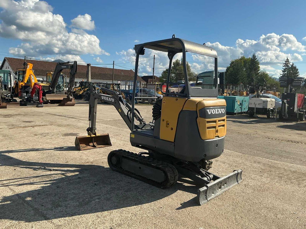 VOLVO EC 18 D - Mini bager: slika VOLVO EC 18 D - Mini bager VOLVO EC 18 D - Mini bager: slika VOLVO EC 18 D - Mini bager
