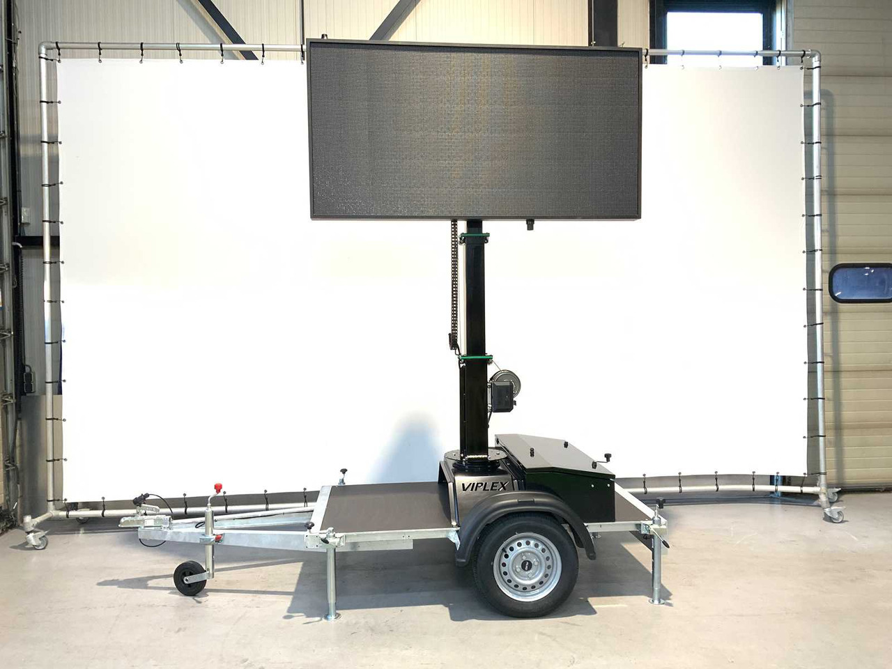 Viplex tekstkar P8 ledscherm op aanhangwagen - Građevinska oprema, Prikolica: slika Viplex tekstkar P8 ledscherm op aanhangwagen - Građevinska oprema, Prikolica Viplex tekstkar P8 ledscherm op aanhangwagen - Građevinska oprema, Prikolica: slika Viplex tekstkar P8 ledscherm op aanhangwagen - Građevinska oprema, Prikolica
