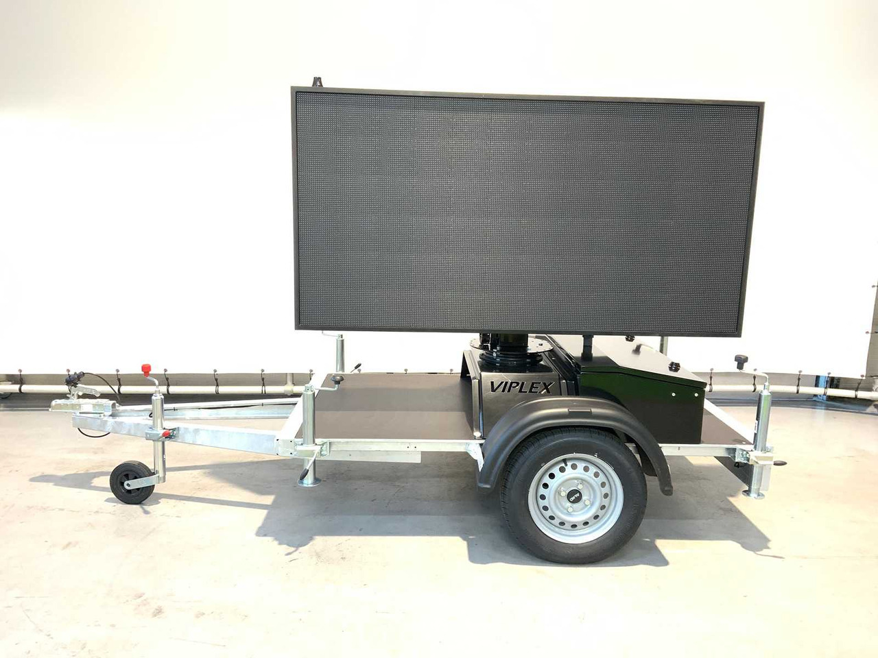 Viplex tekstkar P8 ledscherm op aanhangwagen - Građevinska oprema, Prikolica: slika Viplex tekstkar P8 ledscherm op aanhangwagen - Građevinska oprema, Prikolica Viplex tekstkar P8 ledscherm op aanhangwagen - Građevinska oprema, Prikolica: slika Viplex tekstkar P8 ledscherm op aanhangwagen - Građevinska oprema, Prikolica