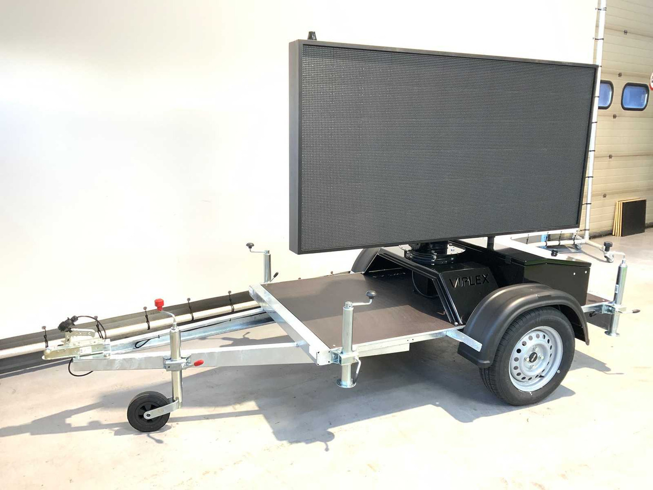 Viplex tekstkar P8 ledscherm op aanhangwagen - Građevinska oprema, Prikolica: slika Viplex tekstkar P8 ledscherm op aanhangwagen - Građevinska oprema, Prikolica Viplex tekstkar P8 ledscherm op aanhangwagen - Građevinska oprema, Prikolica: slika Viplex tekstkar P8 ledscherm op aanhangwagen - Građevinska oprema, Prikolica