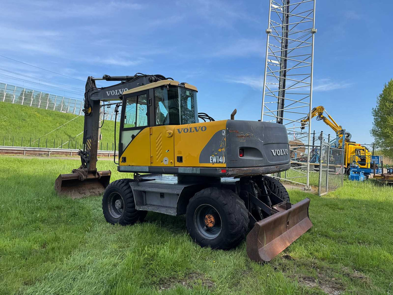 Volvo EW140 - Bager na kotačima: slika Volvo EW140 - Bager na kotačima Volvo EW140 - Bager na kotačima: slika Volvo EW140 - Bager na kotačima