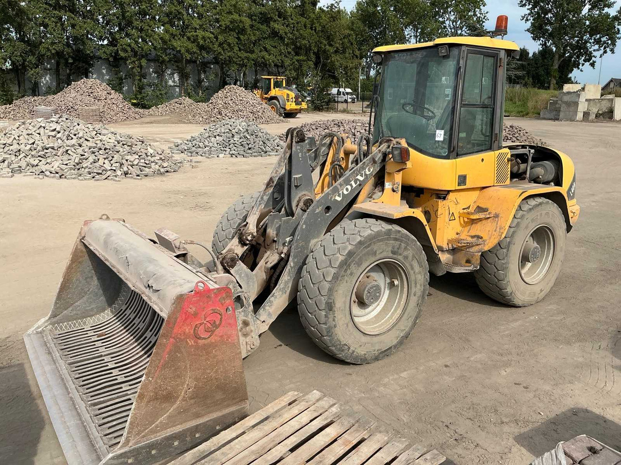 Volvo L40B - Utovarivač na kotačima: slika Volvo L40B - Utovarivač na kotačima Volvo L40B - Utovarivač na kotačima: slika Volvo L40B - Utovarivač na kotačima