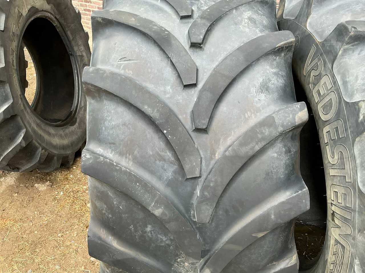 Vredestein Traxion - Gume i felge za Traktor: slika Vredestein Traxion - Gume i felge za Traktor Vredestein Traxion - Gume i felge za Traktor: slika Vredestein Traxion - Gume i felge za Traktor