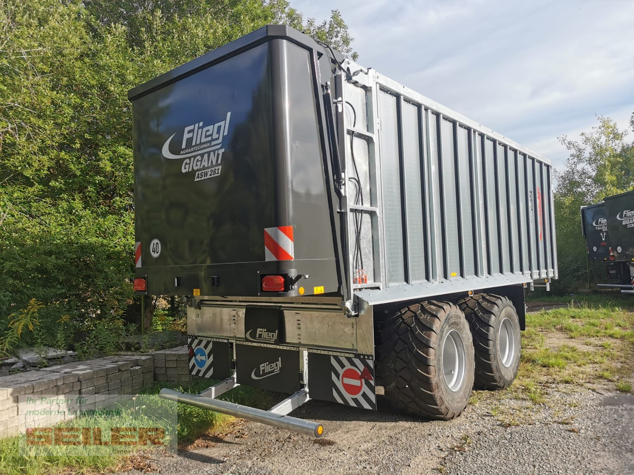 Fliegl ASW 281 GIGANT FOX 45m³ - Samoutovarni vagon: slika Fliegl ASW 281 GIGANT FOX 45m³ - Samoutovarni vagon Fliegl ASW 281 GIGANT FOX 45m³ - Samoutovarni vagon: slika Fliegl ASW 281 GIGANT FOX 45m³ - Samoutovarni vagon