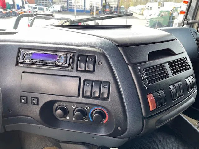 Kamion sandučar DAF XF 95.380 Euro 2 Manual-Gear: slika Kamion sandučar DAF XF 95.380 Euro 2 Manual-Gear