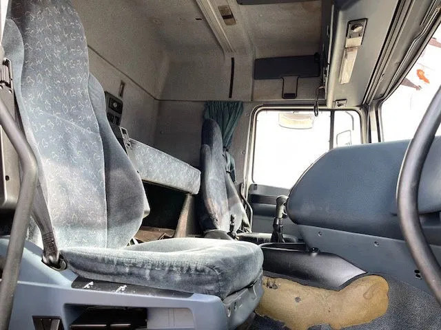 Kamion sandučar DAF XF 95.380 Euro 2 Manual-Gear: slika Kamion sandučar DAF XF 95.380 Euro 2 Manual-Gear