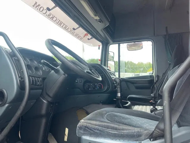 Kamion sandučar DAF XF 95.380 Euro 2 Manual-Gear: slika Kamion sandučar DAF XF 95.380 Euro 2 Manual-Gear