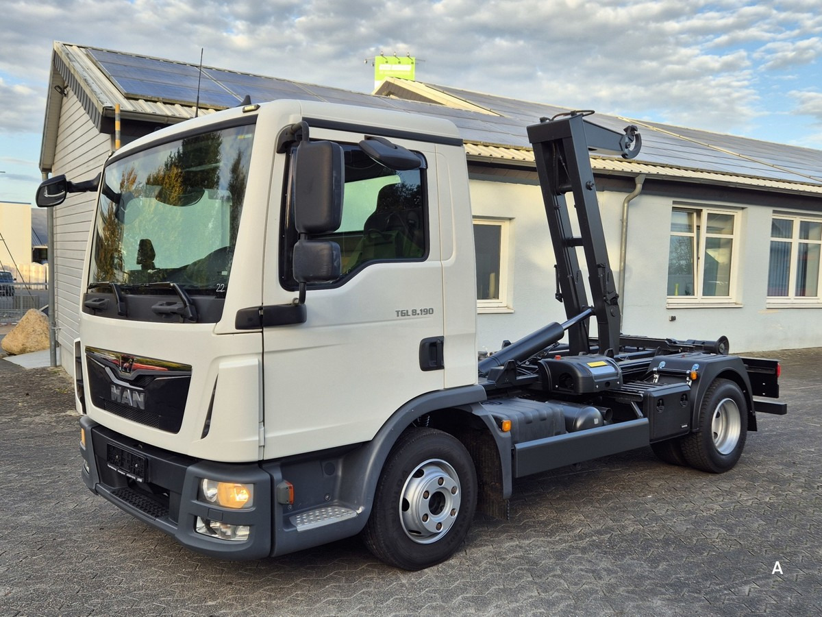 MAN TGL 8.190 BL City Abrollkipper Aut., 2 x AHK sof - Kamion s kukastom dizalicom: slika MAN TGL 8.190 BL City Abrollkipper Aut., 2 x AHK sof - Kamion s kukastom dizalicom MAN TGL 8.190 BL City Abrollkipper Aut., 2 x AHK sof - Kamion s kukastom dizalicom: slika MAN TGL 8.190 BL City Abrollkipper Aut., 2 x AHK sof - Kamion s kukastom dizalicom