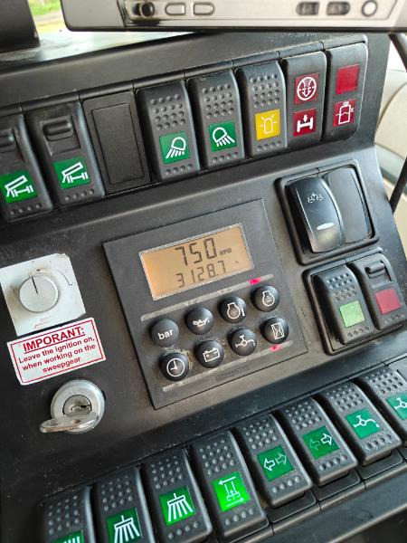 Brock SL280/2 MB Actros 1833 - Cestovna čistilica: slika Brock SL280/2 MB Actros 1833 - Cestovna čistilica Brock SL280/2 MB Actros 1833 - Cestovna čistilica: slika Brock SL280/2 MB Actros 1833 - Cestovna čistilica