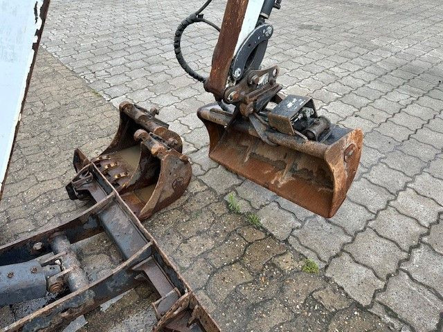Bobcat E19, Verstelllaufwerk, Greifer + Hammer, Löffel - Mini bager: slika Bobcat E19, Verstelllaufwerk, Greifer + Hammer, Löffel - Mini bager Bobcat E19, Verstelllaufwerk, Greifer + Hammer, Löffel - Mini bager: slika Bobcat E19, Verstelllaufwerk, Greifer + Hammer, Löffel - Mini bager