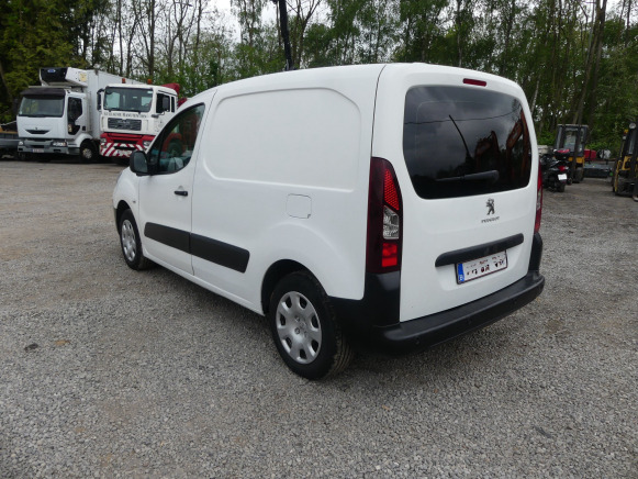 Camionnette Utilitaire Peugeot Partner (2013-260.967 km)(VF37A9HF8CJ728204) - Furgon: slika Camionnette Utilitaire Peugeot Partner (2013-260.967 km)(VF37A9HF8CJ728204) - Furgon Camionnette Utilitaire Peugeot Partner (2013-260.967 km)(VF37A9HF8CJ728204) - Furgon: slika Camionnette Utilitaire Peugeot Partner (2013-260.967 km)(VF37A9HF8CJ728204) - Furgon